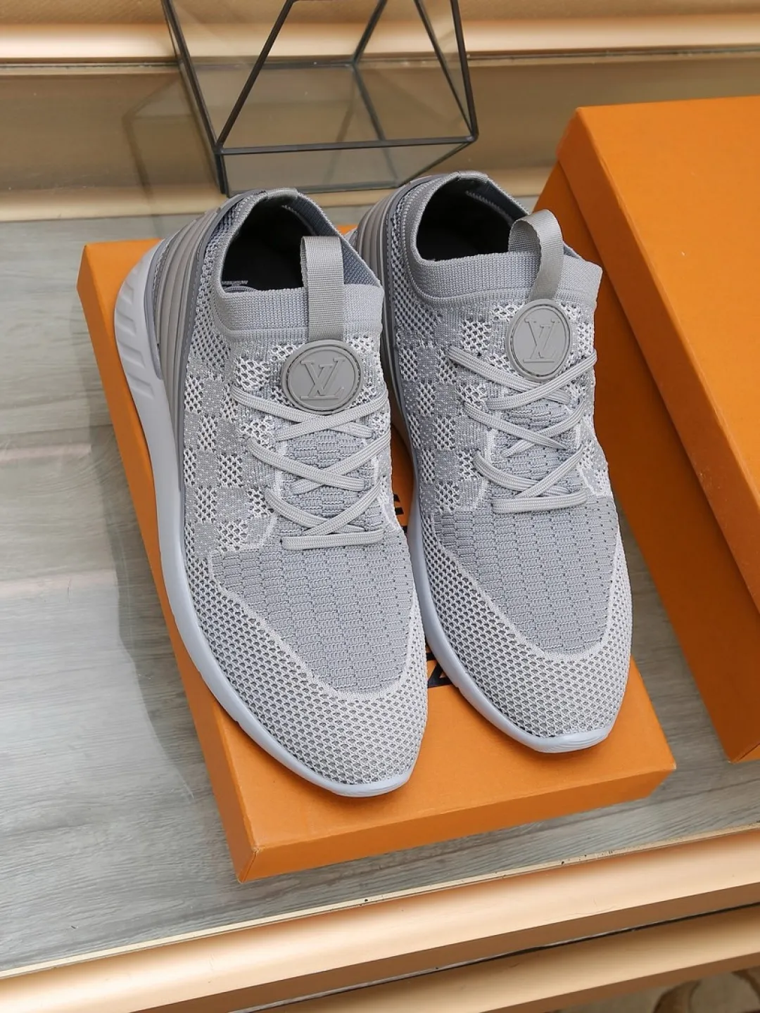Men's shoes 💰P420💰"LOUI* VUITTO*" latest popular men's casual shoes ✔️This model is made of the original breathable fly woven fabric. The real thing is super shiny⚡️ Fashionable and versatile. The toe last shape is firm and full. The soles are LV original molds and can be put in and out at will. It is light and comfortable for the foot~Purely handmade, details determine the quality! Size:38-44